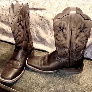 Love the boot but i bought the wrong size. To tigh